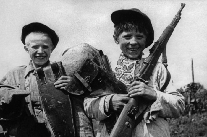 Поселок Старица (под Болховым) Николай Белов и Павел Башилов сдают собранное ими немецкое оружие – немецкий карабин Маузер K98k и кобуру от немецких пистолетов. Автор фото Леонид Великжанин