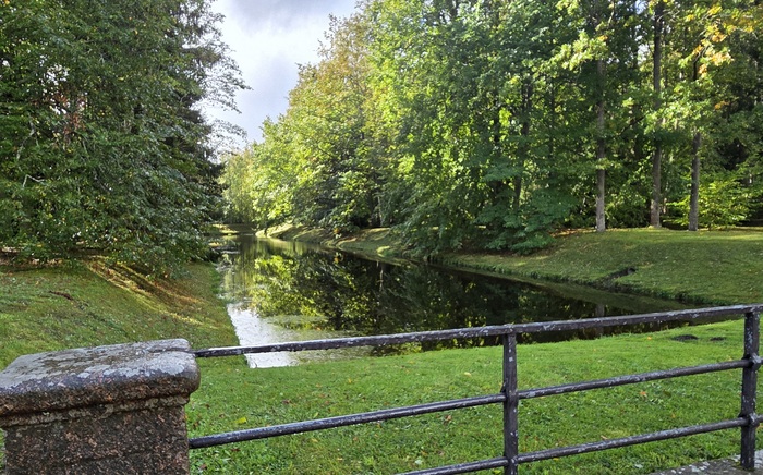 Идем по Английской аллее в сторону павильона Катальной горки