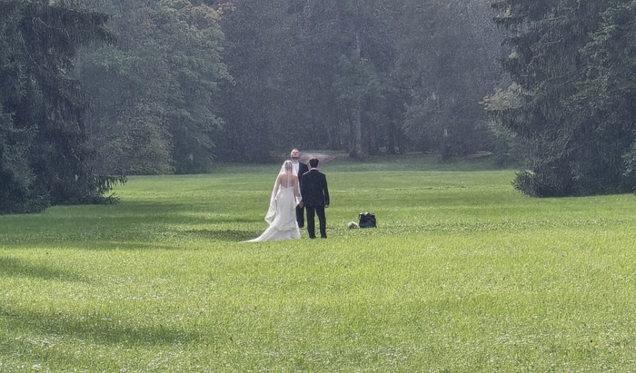 Молодожены вышли на газон сфоткаться на фоне павильона... и их накрыло дождем. Это Питер, детка!