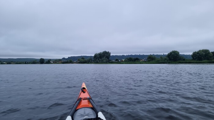 Тьма сгущается, Волга сужается… А впереди — огни, музыка и надежда на клочок свободной земли.