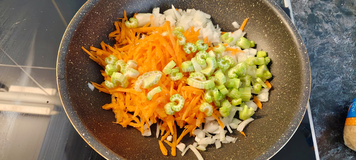 Делаю поджарку из моркови, лука, сельдерея и чеснока.