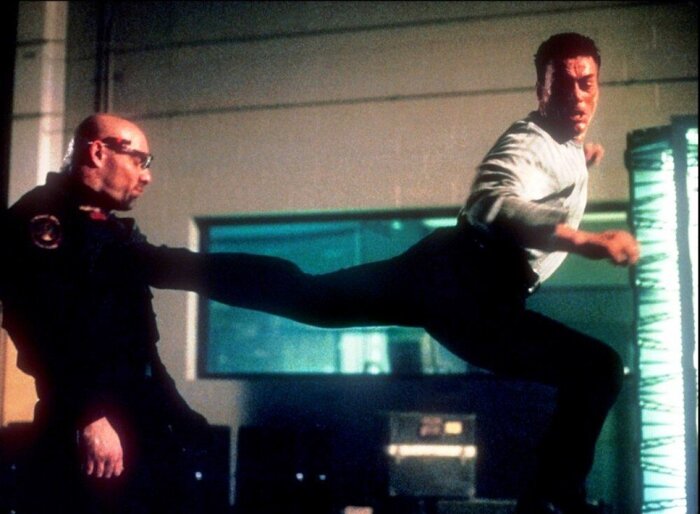 Жан-Клод был всё так-же прыток, но в его прыжках виднелась безыскходность