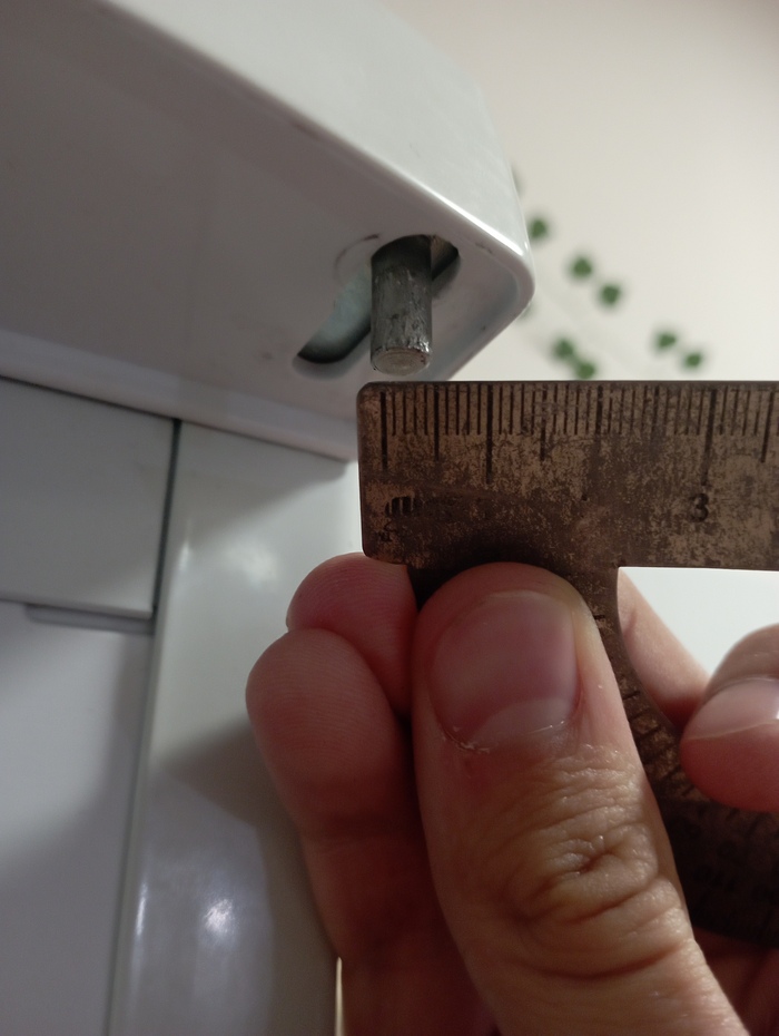 Шнырь, на котором держится верхняя дверка