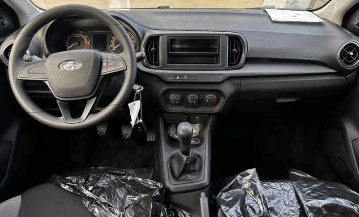 Самая дешёвая Lada Iskra будет полностью пустой. В машине нет подголовников, подлокотника и электрических стеклоподъемников, а ручки дверей не окрашены. Бонусом: штампы вместо дисков.