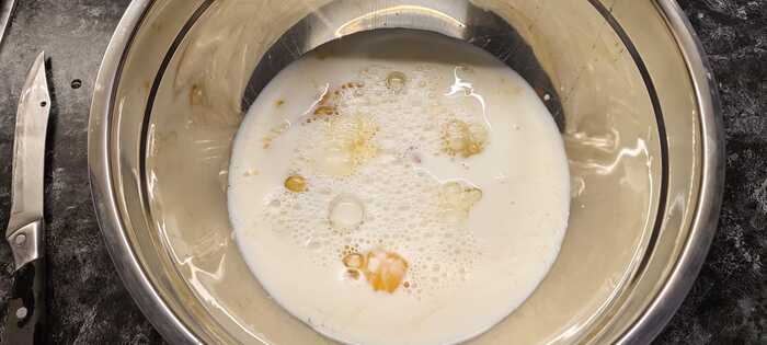 В миске соединяю яйца и молоко