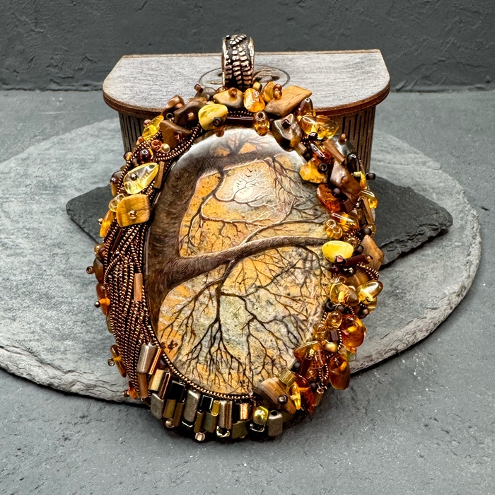 Кулон Осень с лаковой миниатюрой вышивкой ручной работы и натуральным янтарем