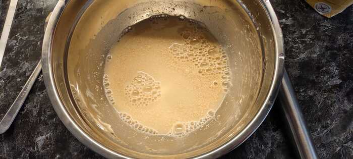 В тёплую воду добавляю ложку сахара и две ложки муки. Перемешиваю венчиком до однородности и растворения сахара. Всыпаю дрожжи. Убираю на 20 минут в тёплое место. Чтоб дрожжи заработали