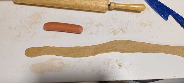 Тесто нарезаю на куски и из каждого куска сначала скручиваю длинную колбаску, которую, скалкой превращаю в ленту