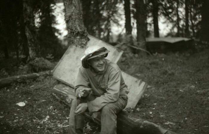 Яша вспоминает... За его спиной видна наша коптильня, укрытая листами фанеры, чтобы дым не уходил.