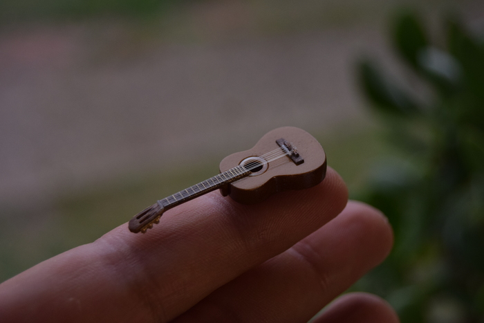 Гитара размером со спичку!