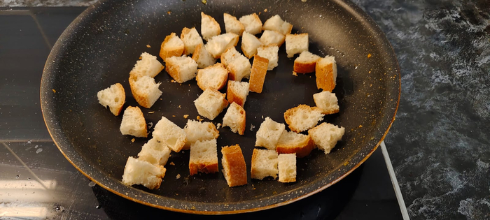 Нарезаю и подсушиваю сухарики для супа