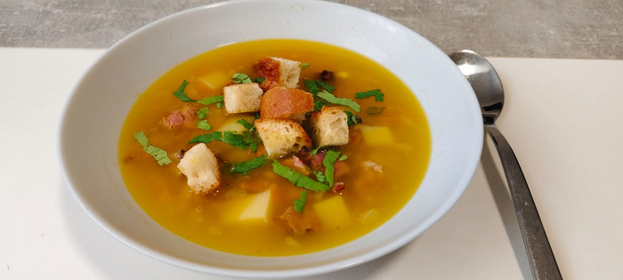 Разливаю по тарелкам. добавляю зелень и сухарики. Это вкусно!