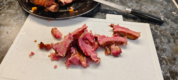 С ребер срезаю мясо и рублю на мелкие кусочки