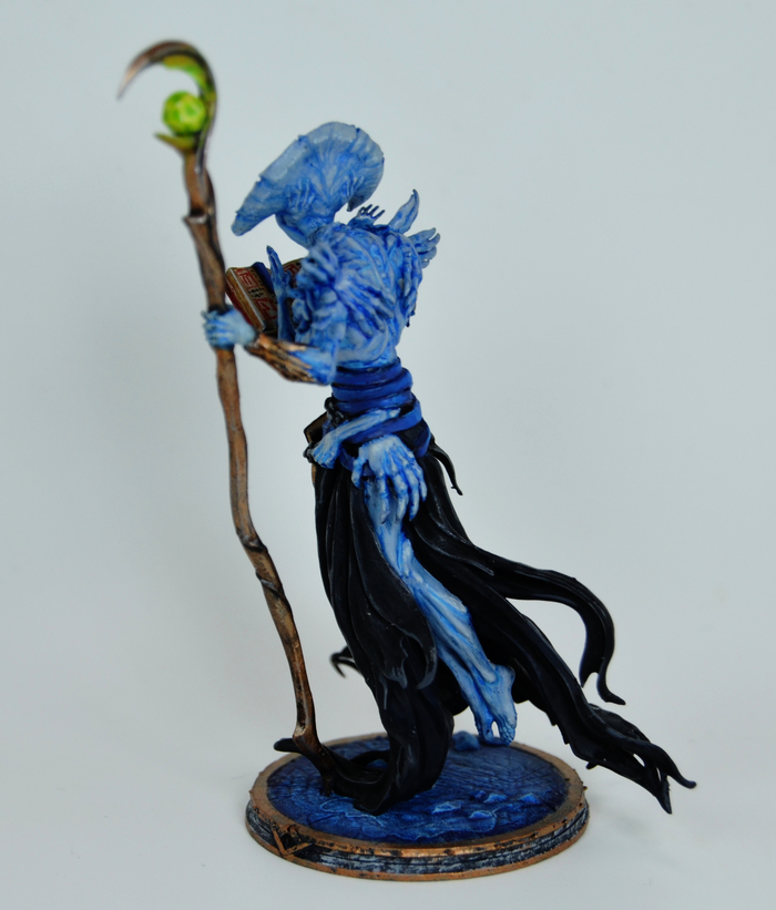 А какие у него красивые ноги... Столь красивые, что не касаются земли.