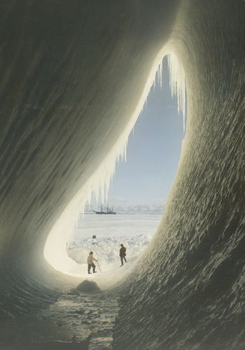 Грот в айсберге, британская антарктическая экспедиция, 5 января 1911