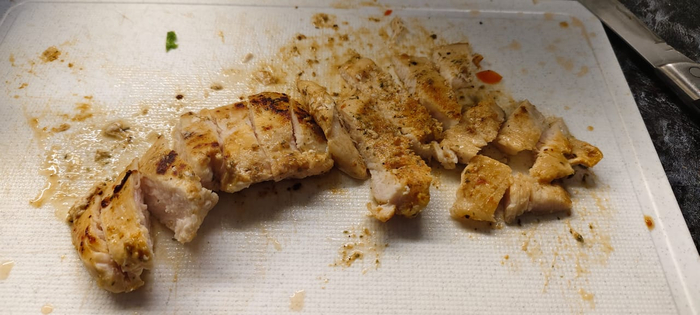 Пожаренную грудку разрезаю на части