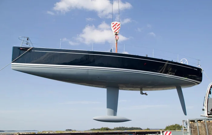 Киль с дополнительным утяжелителем -он позволяет сделать сам киль тоньше и уже -что снижает сопротивление и увеличивает скорость