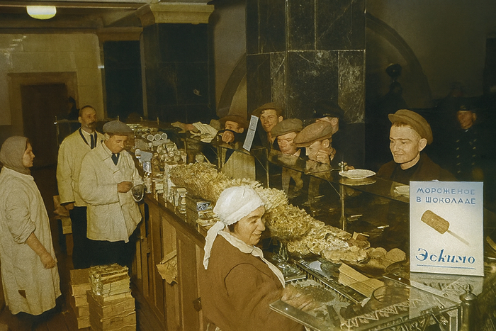 Буфет в северном вестибюле станции метро «Охотный Ряд», 1935