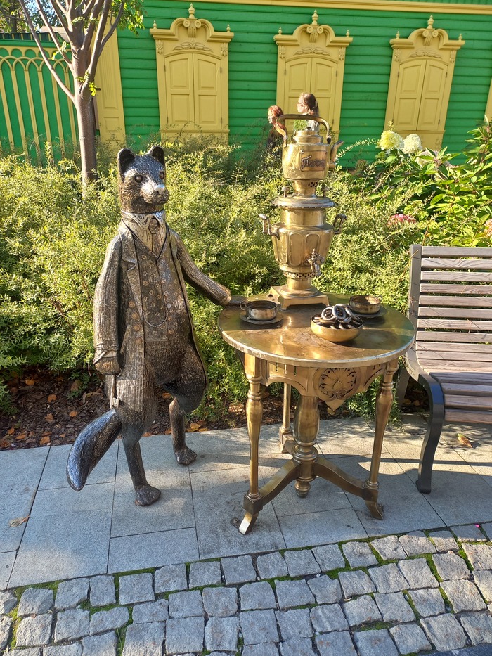 А это соболь, который предлагает всем желающим испить чаю с баранками.