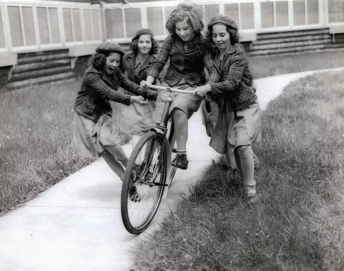 Чудо Великой депрессии, человеческий зоопарк и разрушенные жизни, все это в истории о пятерняшках Дион