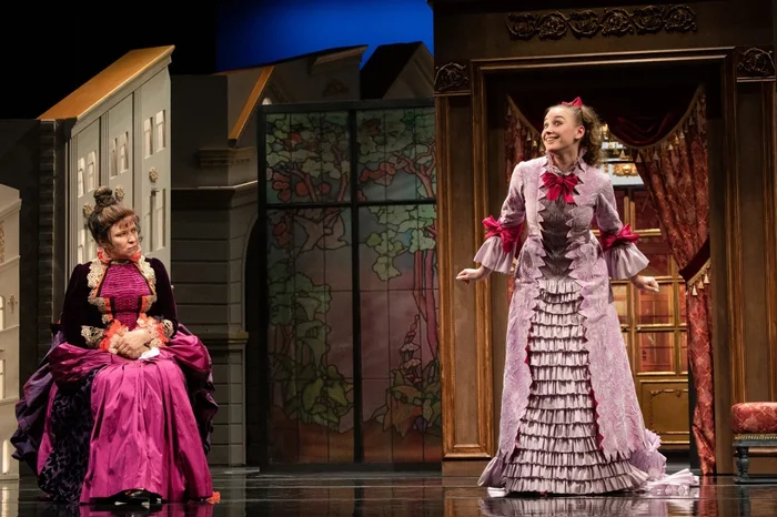 На сцене театра