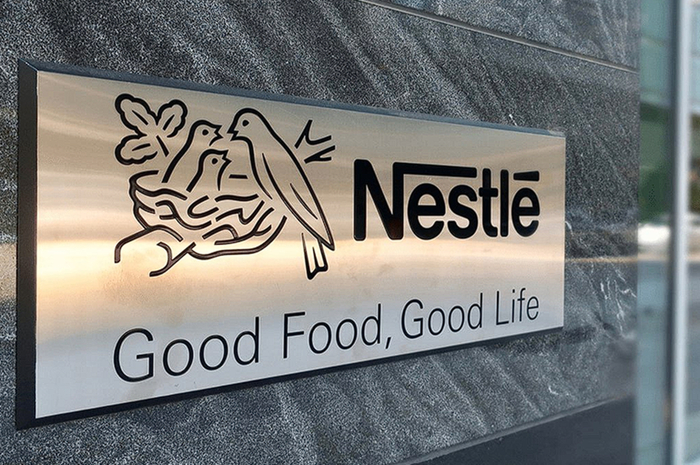 Это Nestlé Производитель кучи популярных продуктов питания, особенно детских. На логотипе птичка заботливо кормит птенцов.