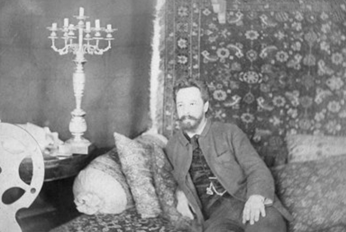 С.П. Чоколов на фоне ковра, выполненного в мастерских С. Горожанка. Кон.19-нач.20 вв. //Источник: <!--noindex--><a href="https://pikabu.ru/story/ekaterina_chokolova_zabyitaya_pokrovitelnitsa_russkogo_moderna_13298702?u=http%3A%2F%2Fna-vasileva.ru&t=na-vasileva.ru&h=8234c7c9258cb81f681b626504af222840feebf9" title="http://na-vasileva.ru" target="_blank" rel="nofollow noopener">na-vasileva.ru</a><!--/noindex-->