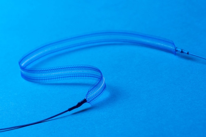 Так выглядит синтетический имплант. Может отличаться в зависимости от производителя. На фотографии отечественный "Урослинг"- отлично себя зарекомендовал.