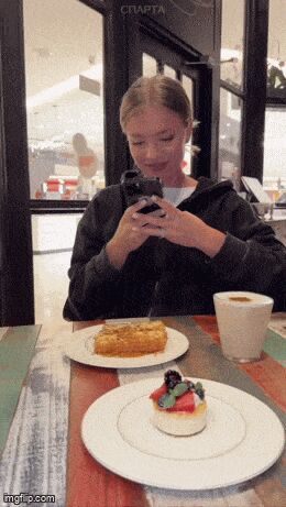Только женщина может уговорить мужчину мыть посуду, а потом перемыть всё самой.