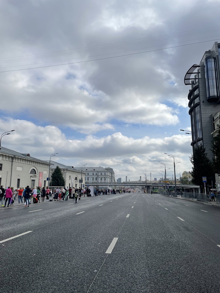Коридор болельщиков на Парке Культуры. Со слов мамы он растянулся аж до самого финиша, и это очень круто!