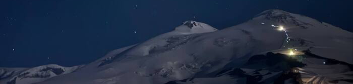 Ночной Эльбрус. Маленькие огоньки - это альпинисты отправившиеся на штурм вершины