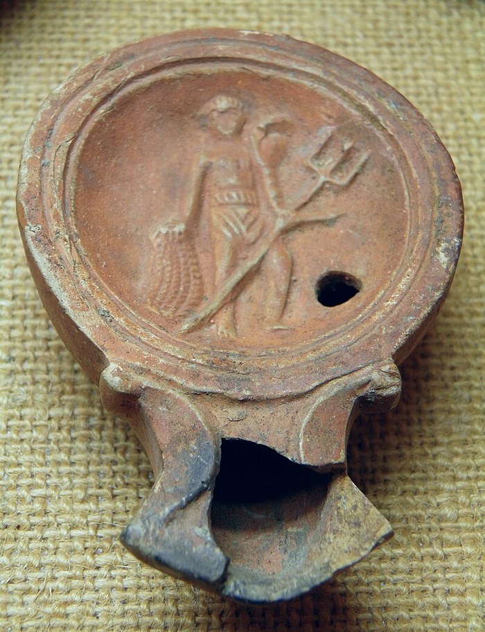 Гладиатор-ретиарий с трезубцем. Римская масляная лампа. Терракота. Музей галло-римской цивилизации (Лион)