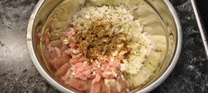 Добавляю специи и соль