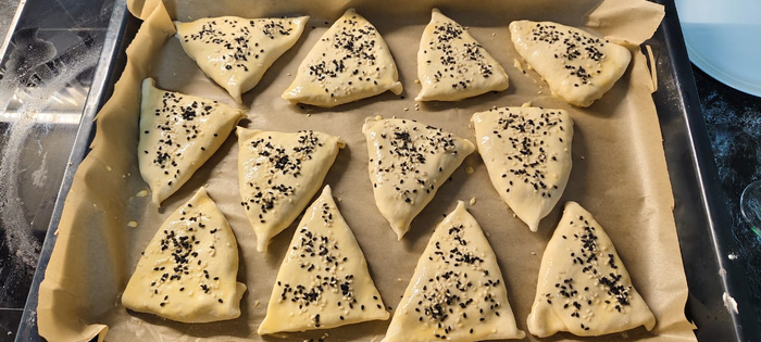 Посыпаю семечками. Отправляю в духовку на 180 градусов и 25 минут