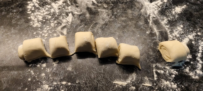 В упаковке 2 пластины теста. Лист скручиваю в рулон и разрезаю на 6 частей