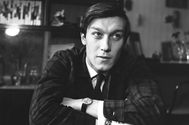 Олег Янковский у себя дома в Саратове. 1970 год