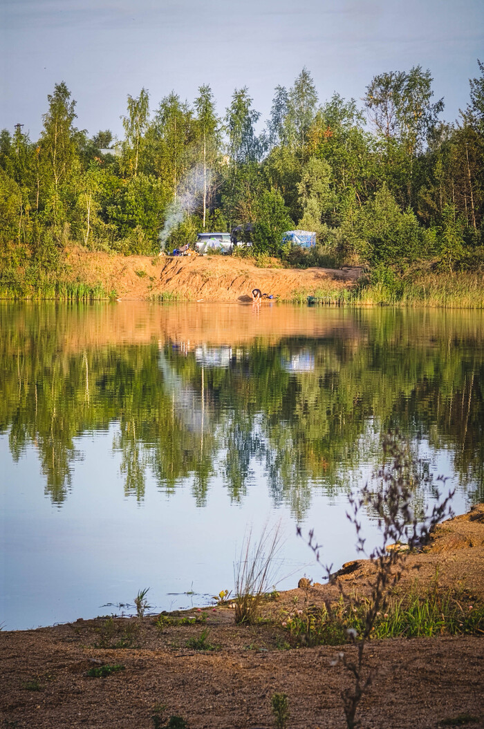 Те самые мужики. На фото видно только одного. Фото на телеобъектив телефона.