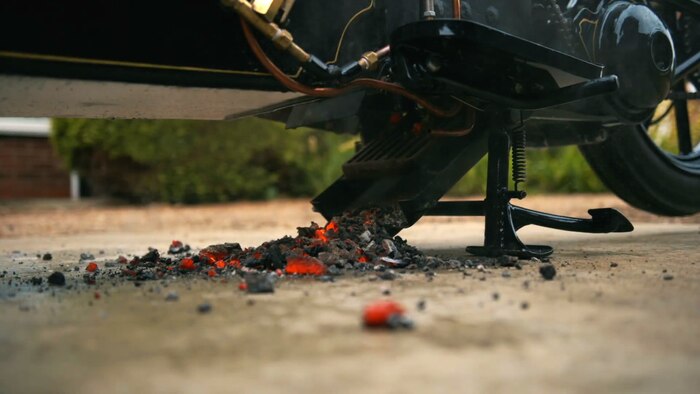 Марк Сандерсон из Норт-Йоркшира, Великобритания, в течение пяти лет собирал стимпанк-байк, работающий на угле и воде