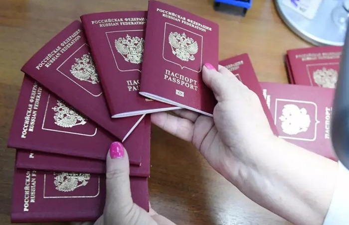 «За границей обманывают и вымогают деньги»: россиянам начали аннулировать загранпаспорта для противодействия преступникам