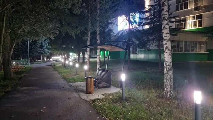 Даже когда ты голодный, промокший и уставший, мозг туриста не отключается. "О, что это так ярко светится?".