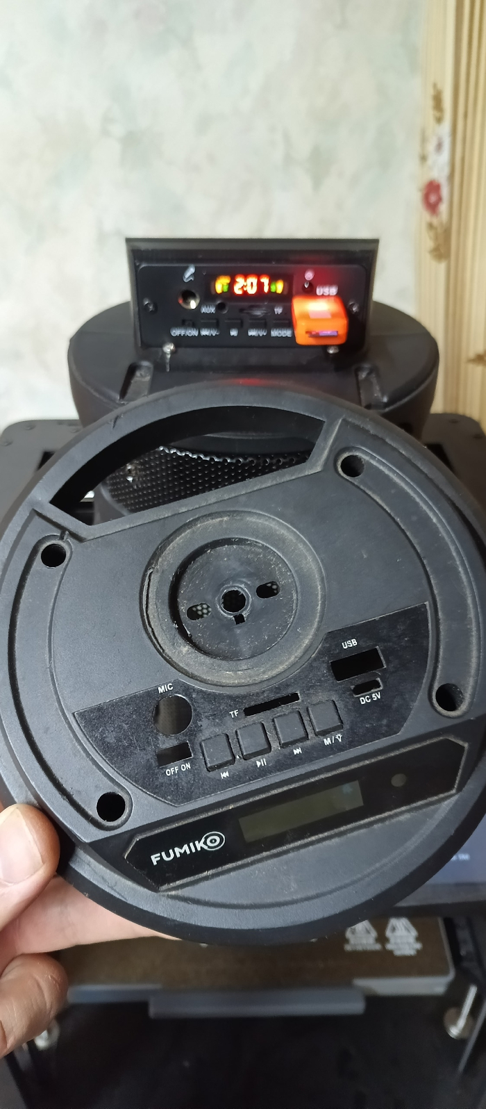 Так выглядит бывшая крышка с родным bluetooth модулем.