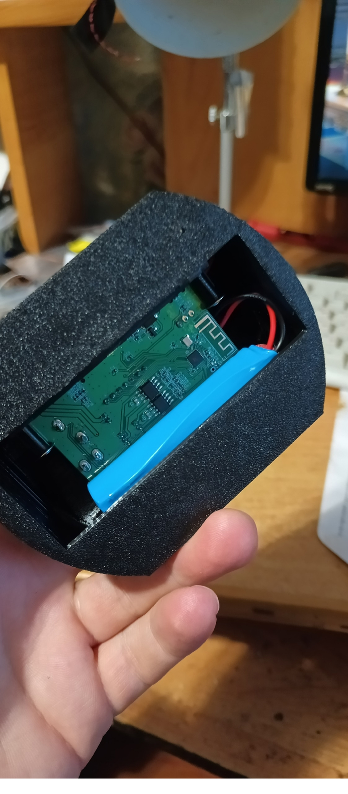 Всё компактно помещается внутри корпуса, аккумулятор вставляется плотно в заднее ложе без необходимости клеить клеевым пистолетом.