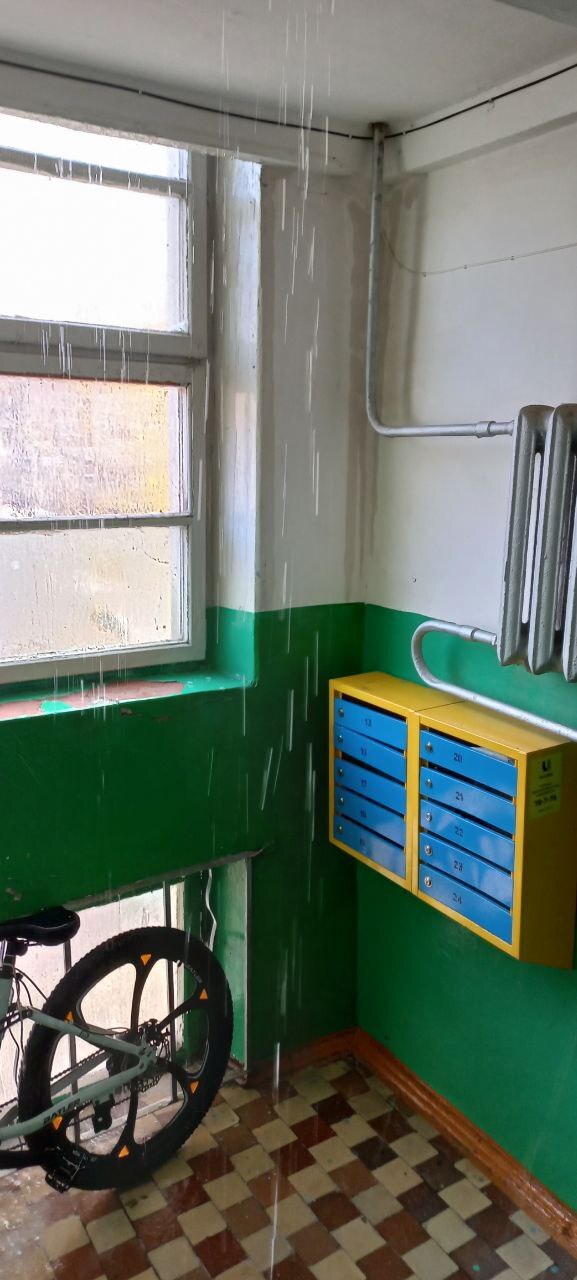 Дождик в квартиру заказывали???