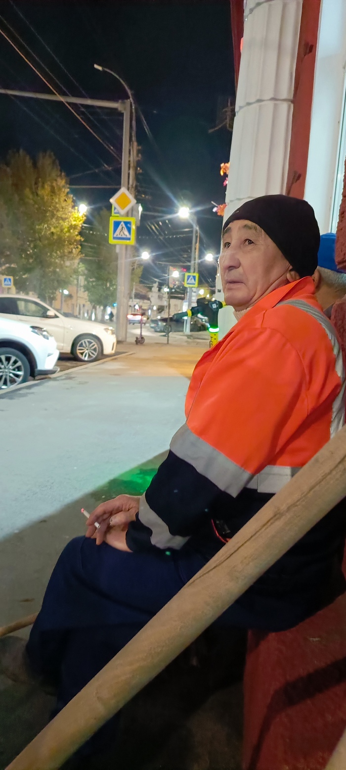 Профессионально владеет всеми видами инструмента для уборки.