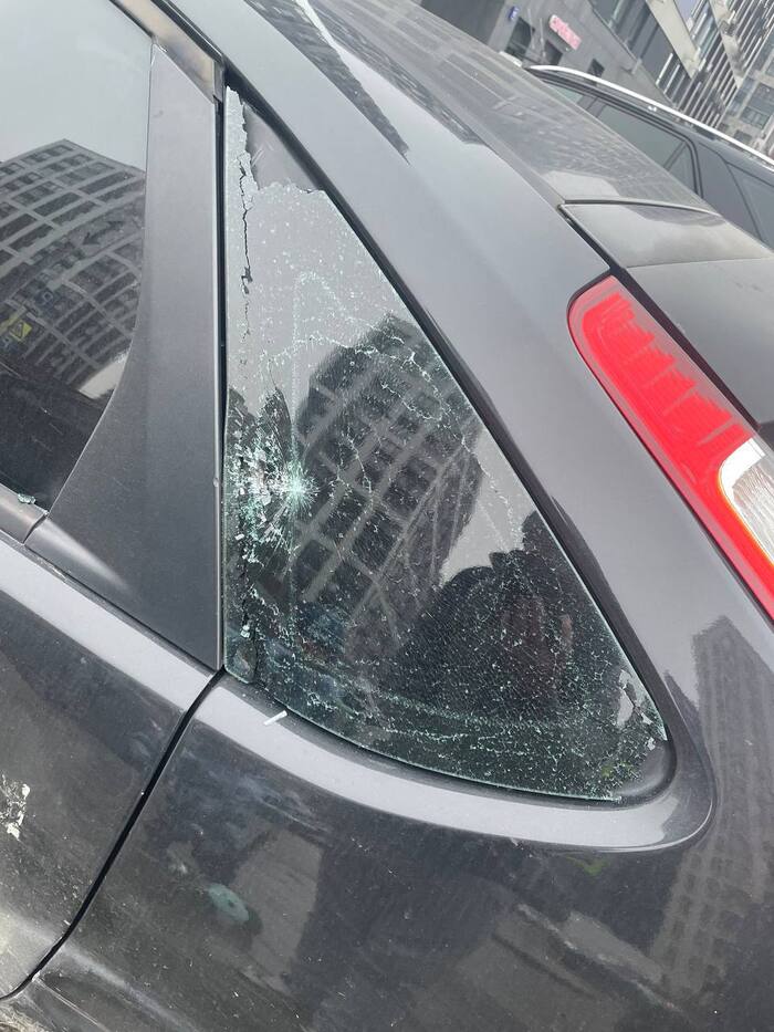 Жителям ЖК «Прокшино» в Москве в эту субботу не до отдыха — толпа рабочих устроила драку с палками прямо во дворе