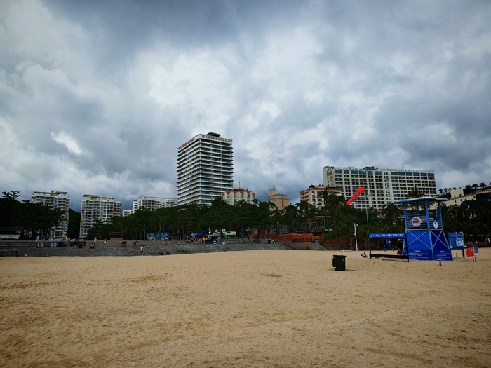 В центре отель Дадунхай, правее Харман.