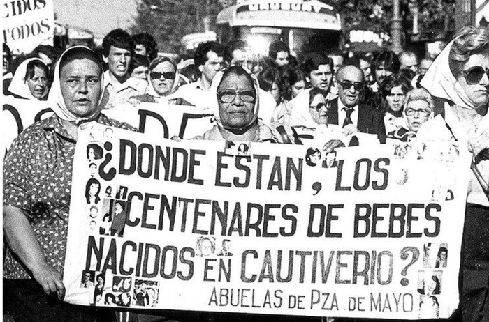 В Аргентине до сих пор существует движение «Бабушки площади Мая» ( Asociación Civil Abuelas de Plaza de Mayo). Фото: <!--noindex--><a href="https://pikabu.ru/story/konveyer_smerti_kak_latinoamerikanskie_diktatoryi_sozdali_mezhdunarodnuyu_sistemu_totalnogo_kontrolya_obshchestva_13332350?u=http%3A%2F%2Fwww.radiopichincha.com&t=www.radiopichincha.com&h=111b9534c835abd6995034cc4c759f5f78ed659d" title="http://www.radiopichincha.com" target="_blank" rel="nofollow noopener">www.radiopichincha.com</a><!--/noindex-->