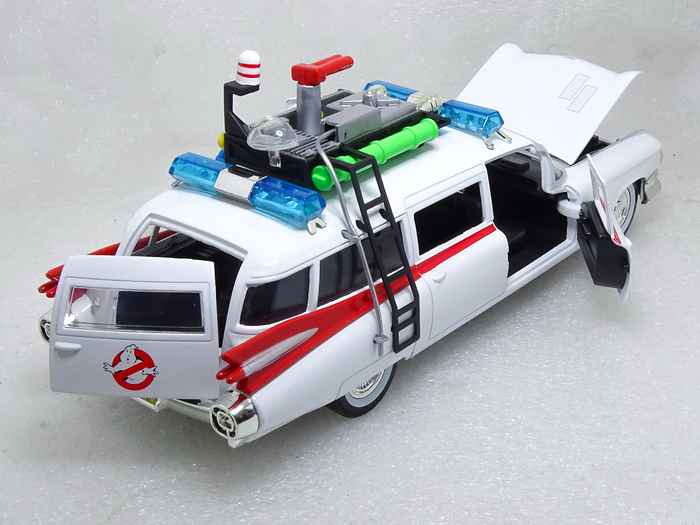 Рис. 6. Модель автомобиля Cadillac Miller-Meteor (Ecto-1) из к/ф «Охотники за привидениями» в масштабе 1:24 с открытыми элементами