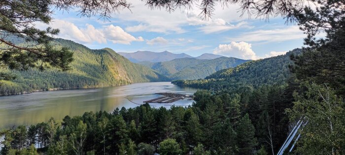 Саяногорск, гора Мраморка. В далеке хребет Борус.