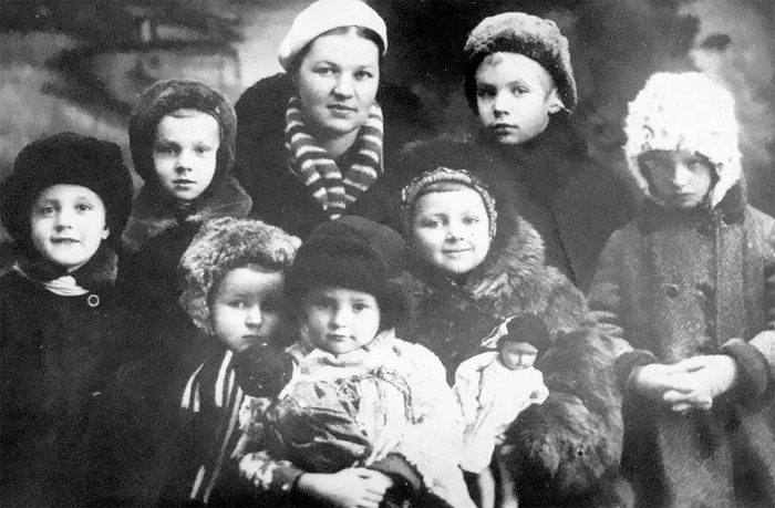 Дети художников по дороге в Емуртлу. Гаврилов-Ям Ярославской области. Осень-зима 1941 г. Слева Гоша Рашков